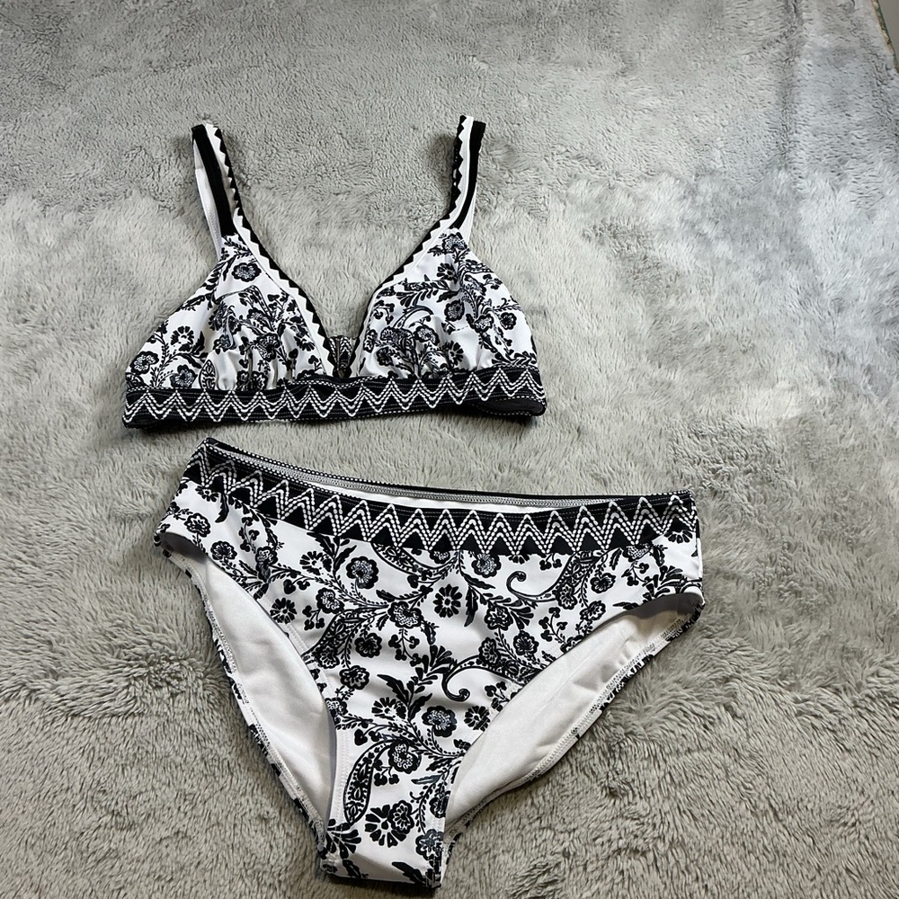 Woman’s Large 2 Piece Black & White Floral Swimsuit.